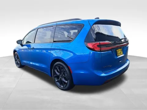 Another view of 2026 Chrysler Pacifica Select for sale in Auburn, WA at Bud Clary Auburn CDJR