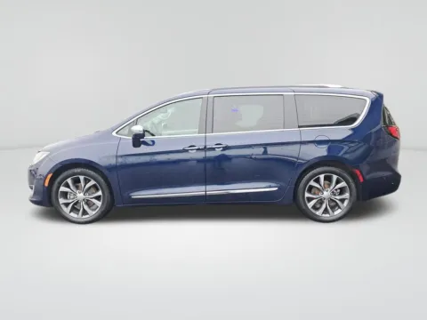 Photos of 2017 Chrysler Pacifica Limited for sale in Auburn, WA at Auburn CDJR