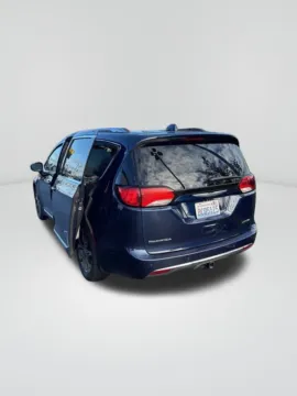 Photos of 2017 Chrysler Pacifica Limited for sale in Auburn, WA at Auburn CDJR