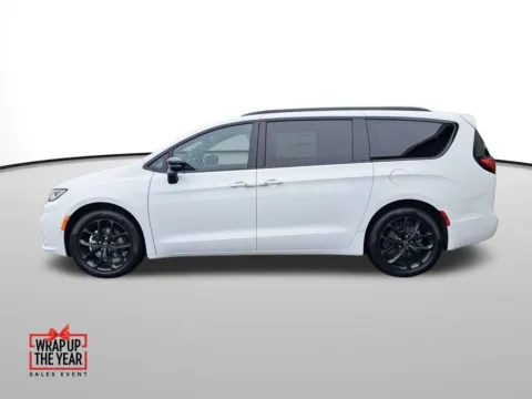 Photos of 2026 Chrysler Pacifica Select for sale in Auburn, WA at Auburn CDJR