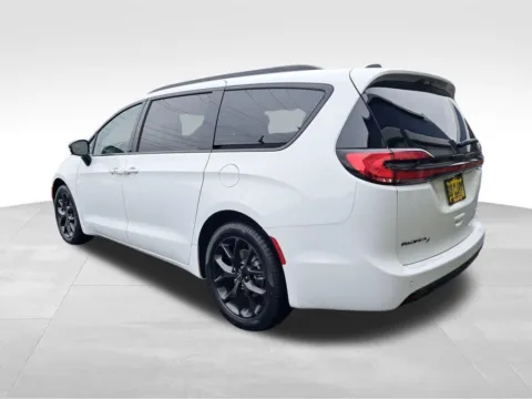 Another view of 2026 Chrysler Pacifica Select for sale in Auburn, WA at Bud Clary Auburn CDJR