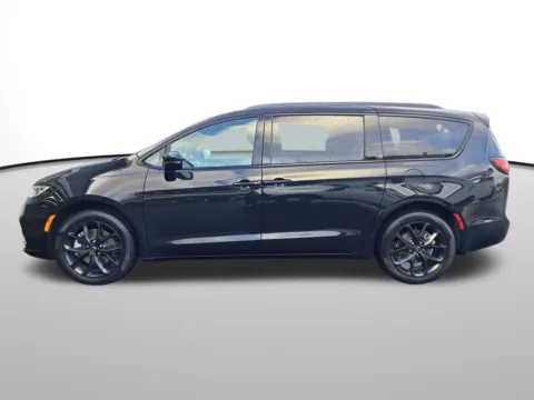 Photos of 2026 Chrysler Pacifica Select for sale in Auburn, WA at Auburn CDJR
