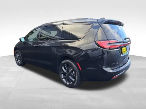 Another view of 2026 Chrysler Pacifica Select for sale in Auburn, WA at Bud Clary Auburn CDJR