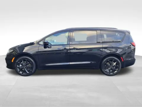 Photos of 2026 Chrysler Pacifica Select for sale in Auburn, WA at Bud Clary Auburn CDJR