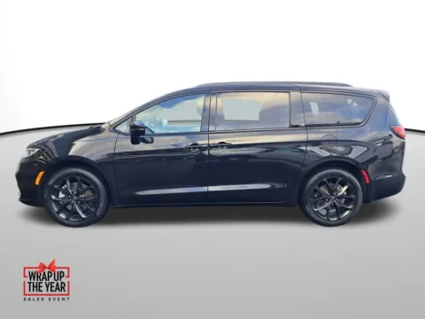 Photos of 2026 Chrysler Pacifica Select for sale in Auburn, WA at Auburn CDJR