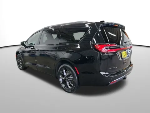 Another view of 2026 Chrysler Pacifica Limited for sale in Auburn, WA at Auburn CDJR