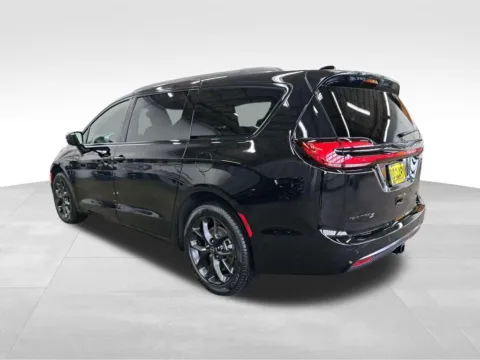 Another view of 2026 Chrysler Pacifica Limited for sale in Auburn, WA at Bud Clary Auburn CDJR