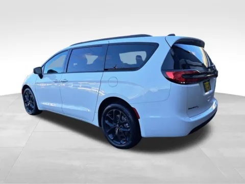 Another view of 2026 Chrysler Pacifica Select for sale in Auburn, WA at Bud Clary Auburn CDJR