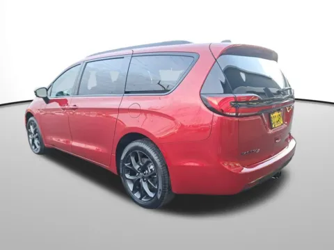 Another view of 2026 Chrysler Pacifica Limited for sale in Auburn, WA at Auburn CDJR