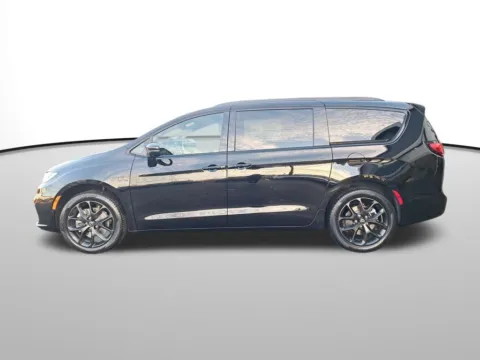Photos of 2026 Chrysler Pacifica Select for sale in Auburn, WA at Auburn CDJR
