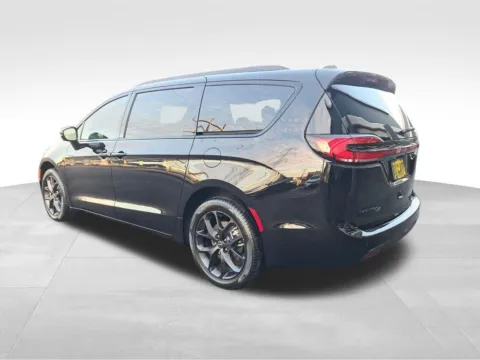 Another view of 2026 Chrysler Pacifica Select for sale in Auburn, WA at Bud Clary Auburn CDJR