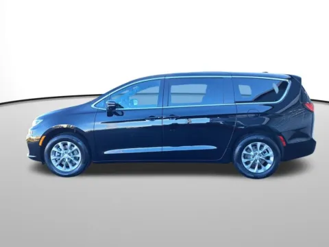 Photos of 2026 Chrysler Pacifica Select for sale in Auburn, WA at Bud Clary Auburn CDJR