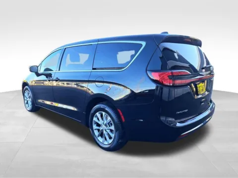 Another view of 2026 Chrysler Pacifica Select for sale in Auburn, WA at Bud Clary Auburn CDJR