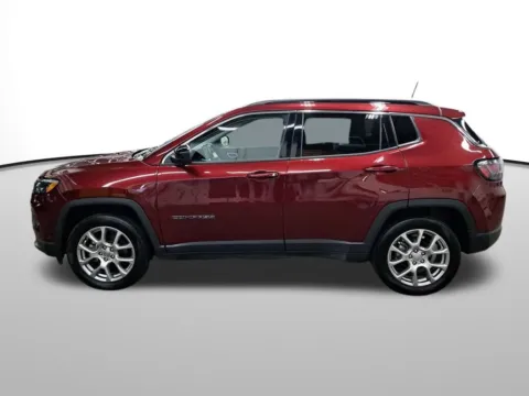 Photos of 2022 Jeep Compass Latitude Lux for sale in Auburn, WA at Auburn CDJR