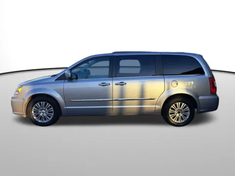 Photos of 2016 Chrysler Town & Country Touring-L for sale in Auburn, WA at Bud Clary Auburn CDJR