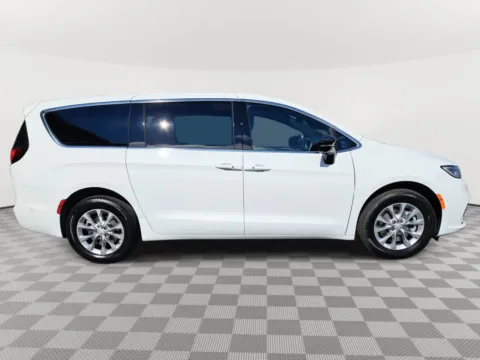 More photos of 2025 Chrysler Pacifica Select at Auburn CDJR, WA