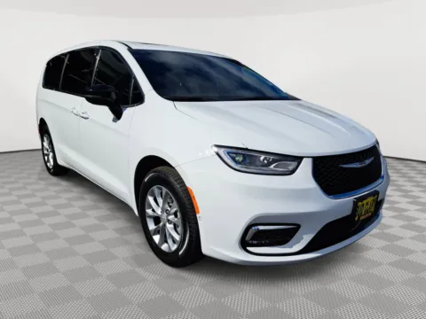 More photos of 2025 Chrysler Pacifica Select at Auburn CDJR, WA