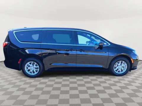 More photos of 2026 Chrysler Pacifica Select at Auburn CDJR, WA