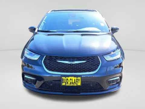 Photos of 2026 Chrysler Pacifica Select for sale in Auburn, WA at Auburn CDJR