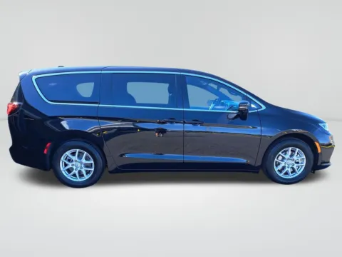 More photos of 2026 Chrysler Pacifica Select at Auburn CDJR, WA