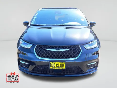 Photos of 2026 Chrysler Pacifica Select for sale in Auburn, WA at Auburn CDJR