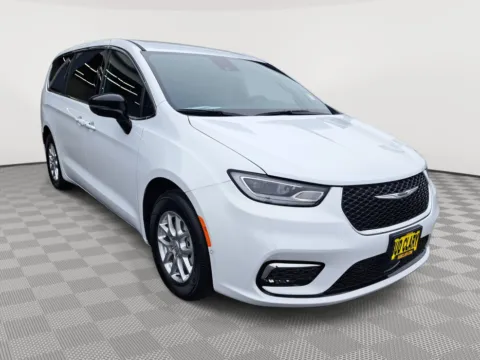 More photos of 2026 Chrysler Pacifica Select at Auburn CDJR, WA