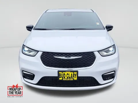 Photos of 2026 Chrysler Pacifica Select for sale in Auburn, WA at Auburn CDJR