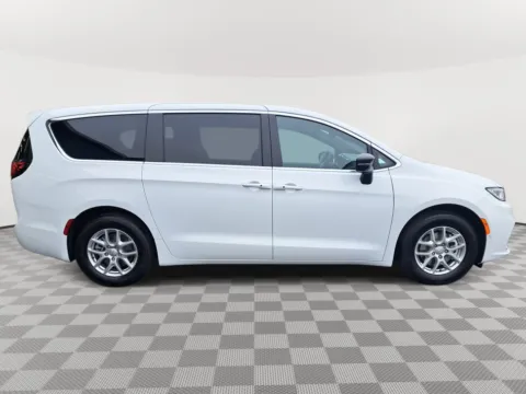 More photos of 2026 Chrysler Pacifica Select at Auburn CDJR, WA