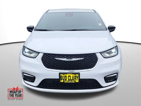 Photos of 2026 Chrysler Pacifica Select for sale in Auburn, WA at Auburn CDJR