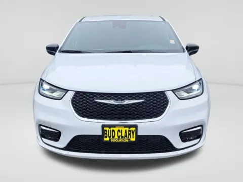 Photos of 2026 Chrysler Pacifica Select for sale in Auburn, WA at Auburn CDJR