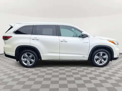 More photos of 2016 Toyota Highlander Hybrid at Auburn CDJR, WA