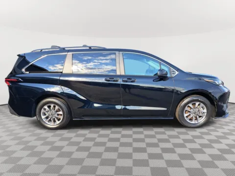 More photos of 2024 Toyota Sienna LE at Auburn CDJR, WA