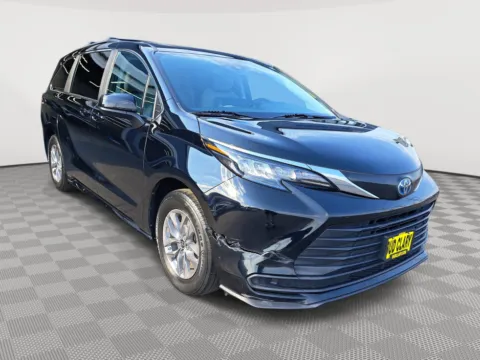 More photos of 2024 Toyota Sienna LE at Auburn CDJR, WA