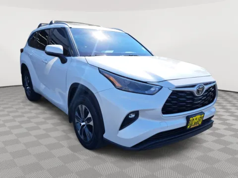 More photos of 2022 Toyota Highlander XLE at Auburn CDJR, WA
