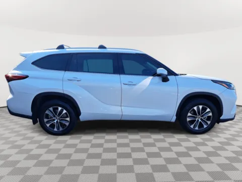 More photos of 2022 Toyota Highlander XLE at Auburn CDJR, WA