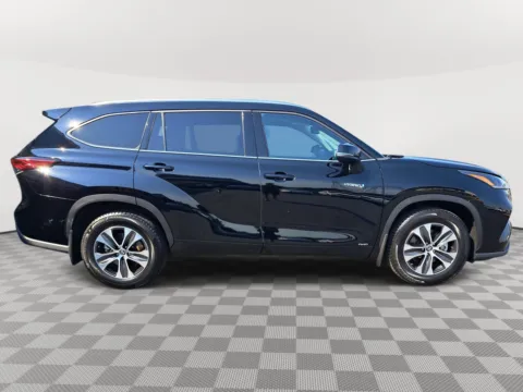 More photos of 2021 Toyota Highlander Hybrid XLE at Auburn CDJR, WA