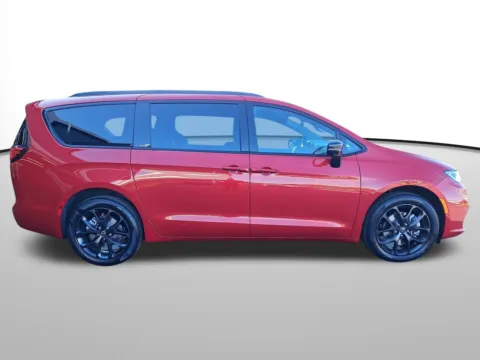 More photos of 2026 Chrysler Pacifica Limited at Auburn CDJR, WA