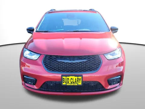 Photos of 2026 Chrysler Pacifica Limited for sale in Auburn, WA at Auburn CDJR