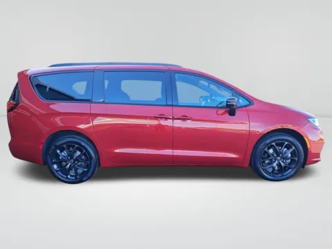 More photos of 2026 Chrysler Pacifica Limited at Auburn CDJR, WA
