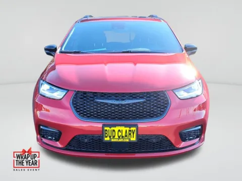 Photos of 2026 Chrysler Pacifica Limited for sale in Auburn, WA at Auburn CDJR