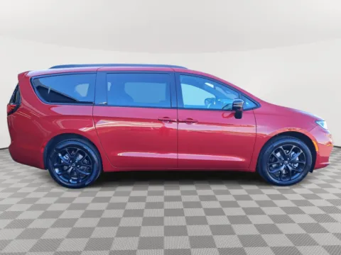 More photos of 2026 Chrysler Pacifica Limited at Auburn CDJR, WA