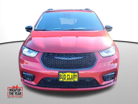 Photos of 2026 Chrysler Pacifica Limited for sale in Auburn, WA at Auburn CDJR