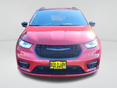 Photos of 2026 Chrysler Pacifica Limited for sale in Auburn, WA at Auburn CDJR