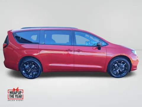 More photos of 2026 Chrysler Pacifica Limited at Auburn CDJR, WA
