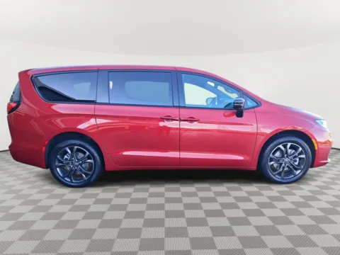 More photos of 2026 Chrysler Pacifica Select at Auburn CDJR, WA
