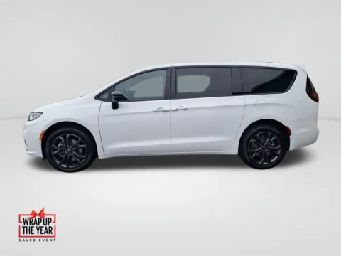 Photos of 2026 Chrysler Pacifica Select for sale in Auburn, WA at Auburn CDJR