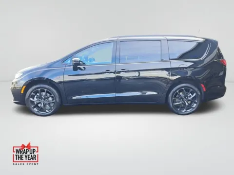 Photos of 2026 Chrysler Pacifica Limited for sale in Auburn, WA at Auburn CDJR