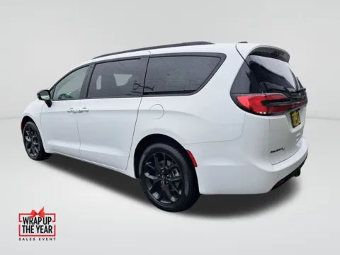 Another view of 2026 Chrysler Pacifica Limited for sale in Auburn, WA at Auburn CDJR