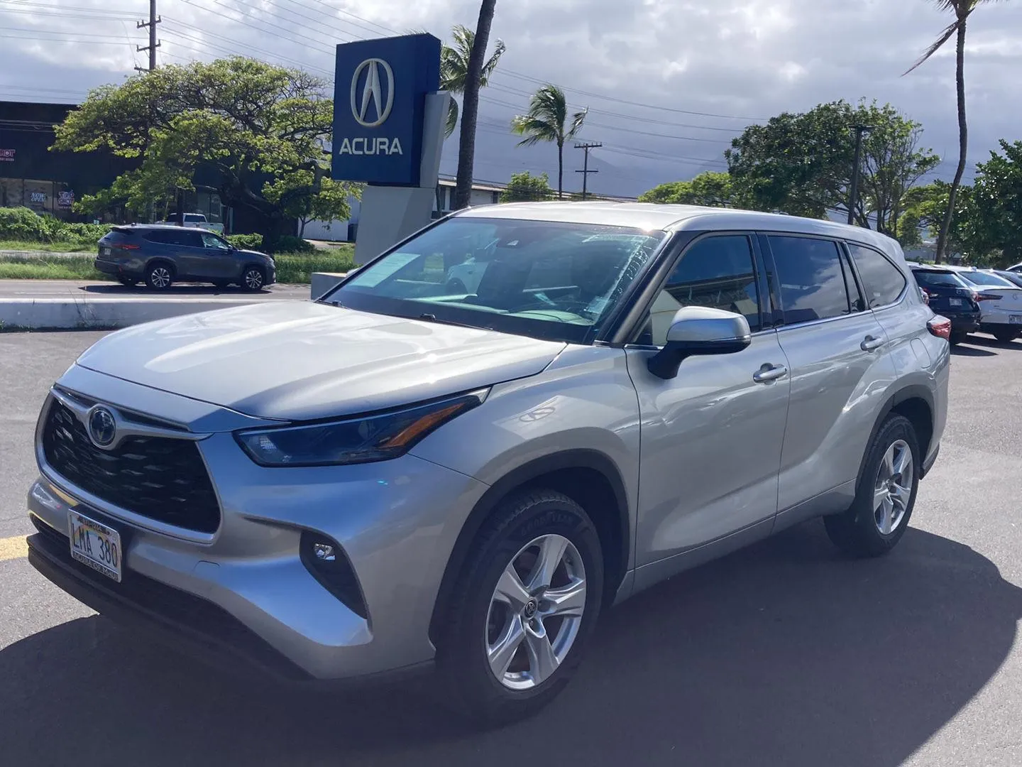 Silver 2022 Toyota Highlander Hybrid LE for sale in Kahului, HI