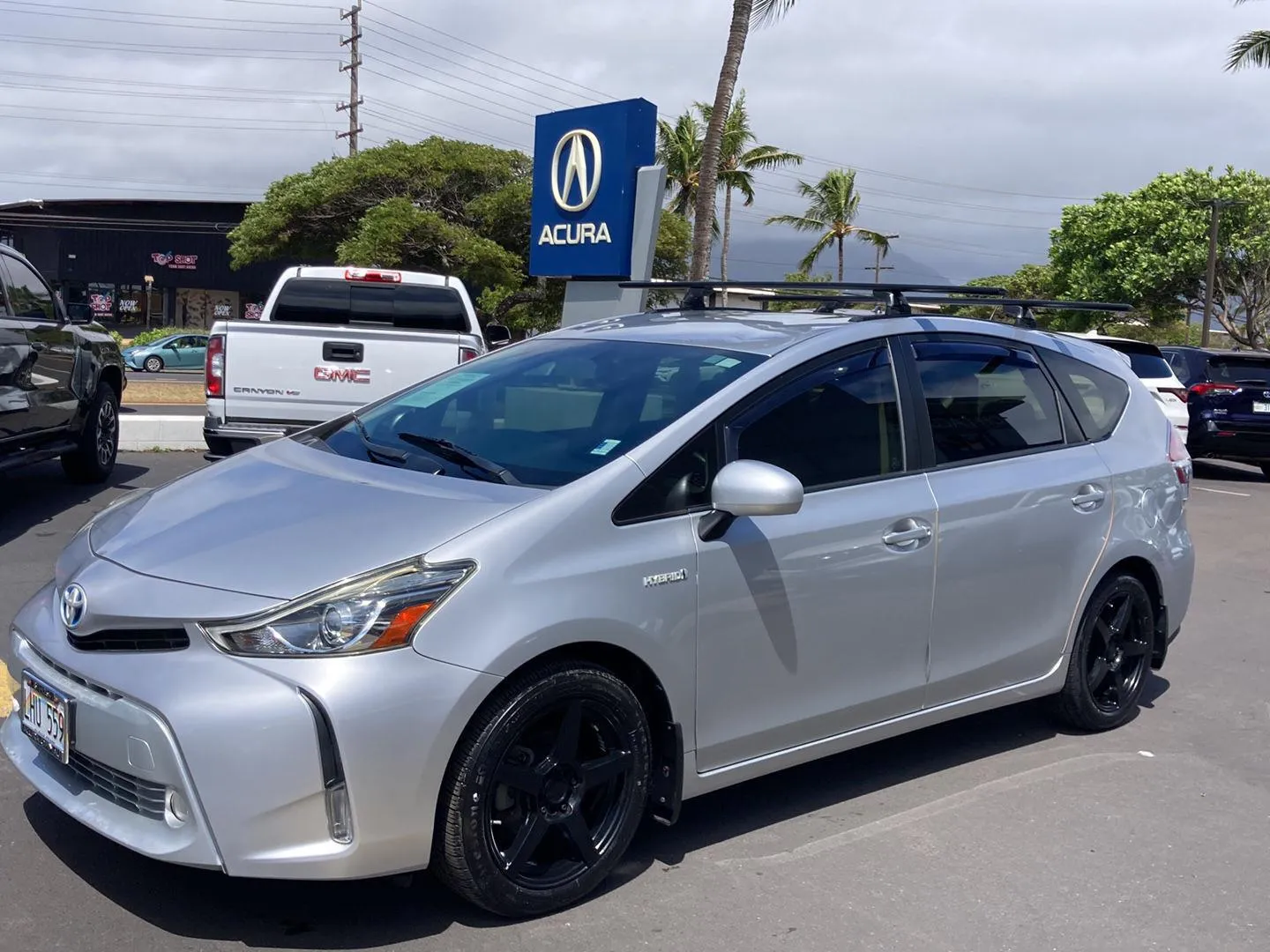 Silver 2017 Toyota Prius v Five for sale in Kahului, HI